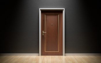 Kiedy niezbędne jest odrestaurowanie drzwi?